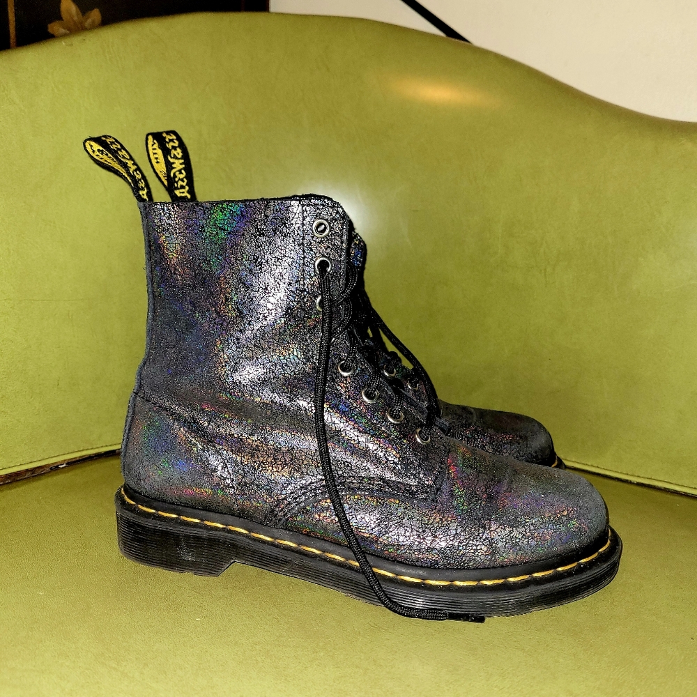 DR. MARTEN CRACKLE BOOTS